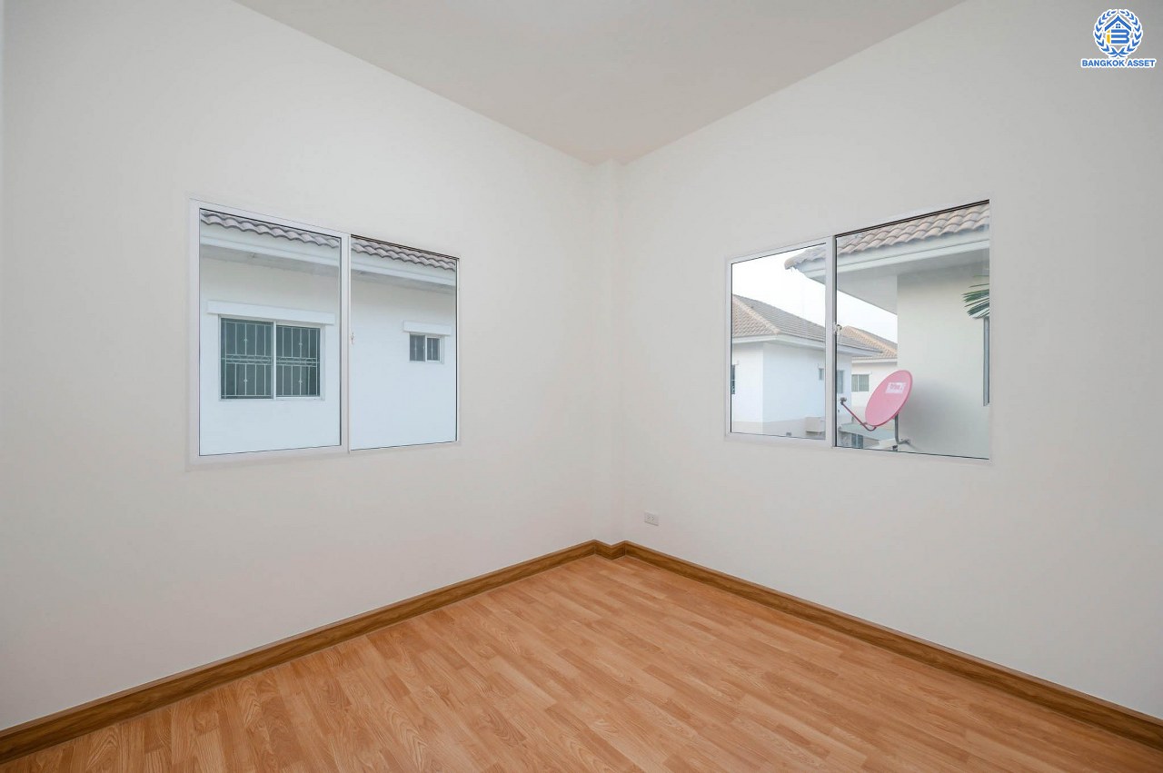 บ้านมือสองตกแต่งใหม่ โครงการ แลนซิโอ วงแหวน-ปิ่นเกล้า เนื้อที่ 37.3 ตร.ว. พื้นที่ใช้สอย 109.33 ตร.ม. พร้อมฟังก์ชัน 3 ห้องนอน 2 ห้องน้ำ จอดรถได้ 1 คัน บนทำเลเดินทางสะดวก ใกล้ถนนกาญจนาภิเษก เข้า-ออกได้หลายเส้นทาง ใกล้จุดขึ้นทางด่วน "ศรีรัช" และรถไฟฟ้าสายสีม่วง "สถานีสามแยกบางใหญ่"